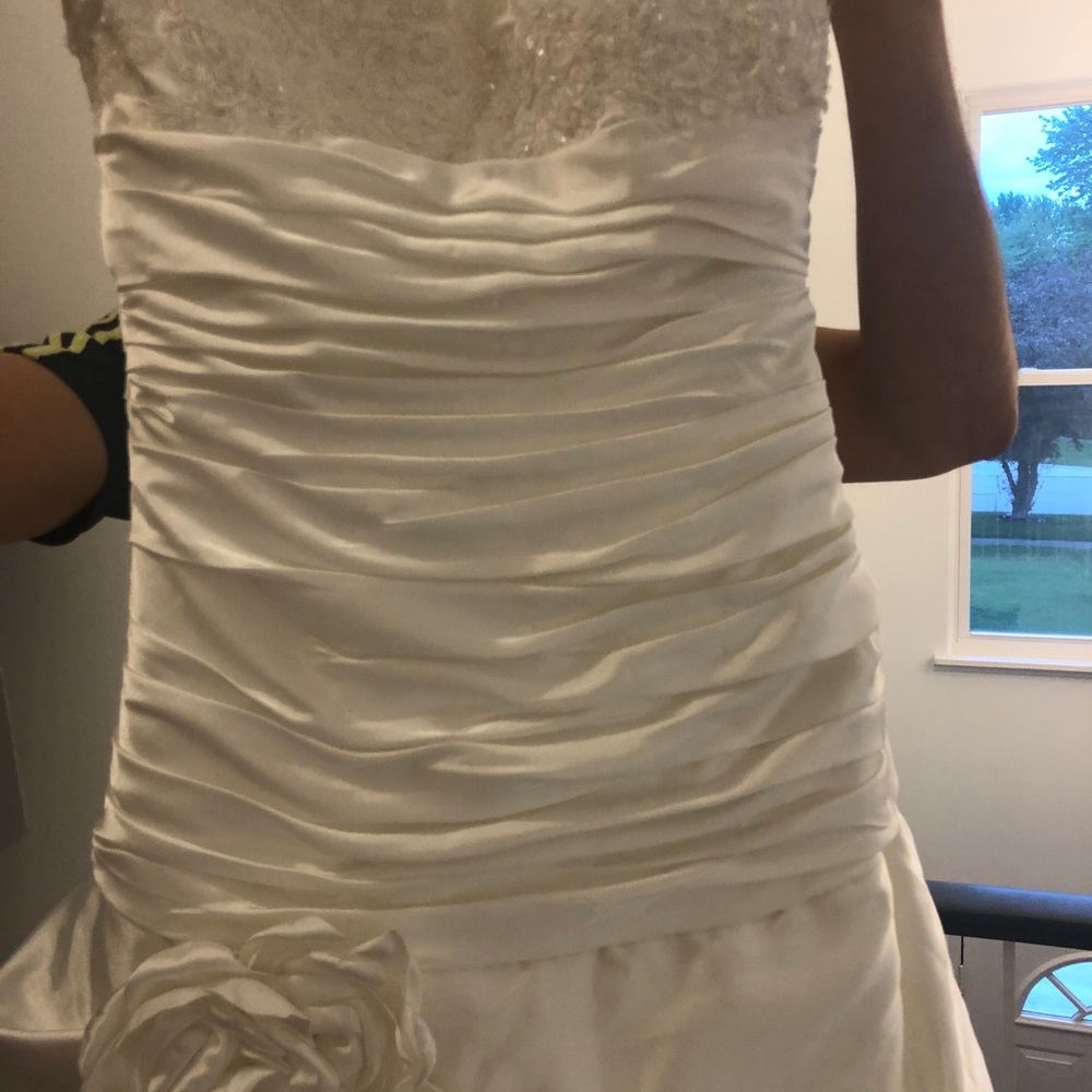 Wedding dress. Never worn - Picture 4 of 4